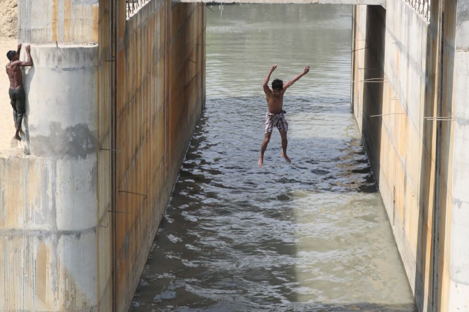 Study finds climate change exposes 22m Bangladeshi children to heat