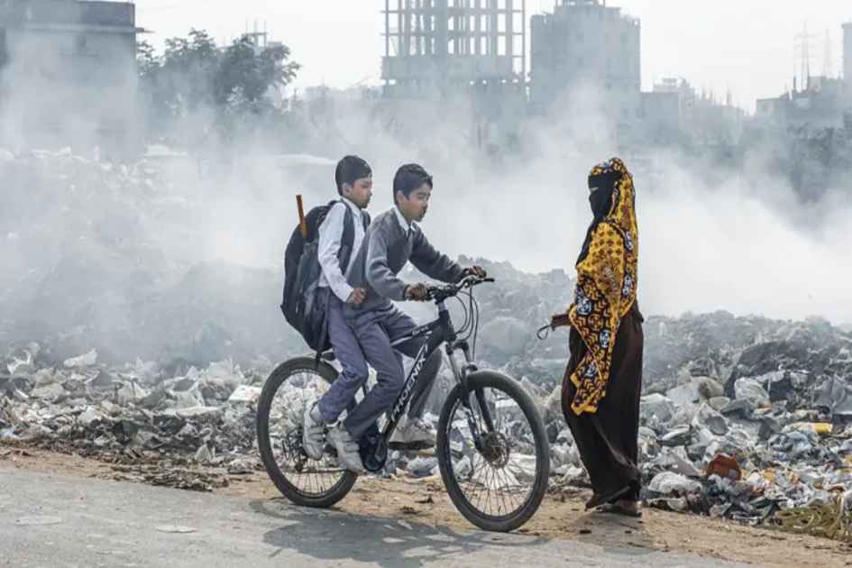 Dhaka tops global air pollution ranking on monday morning