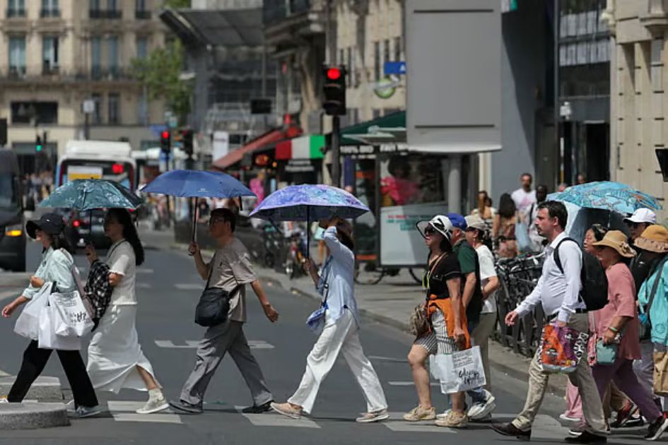Heatwave sweeps Europe as 40 drown in France seeking relief