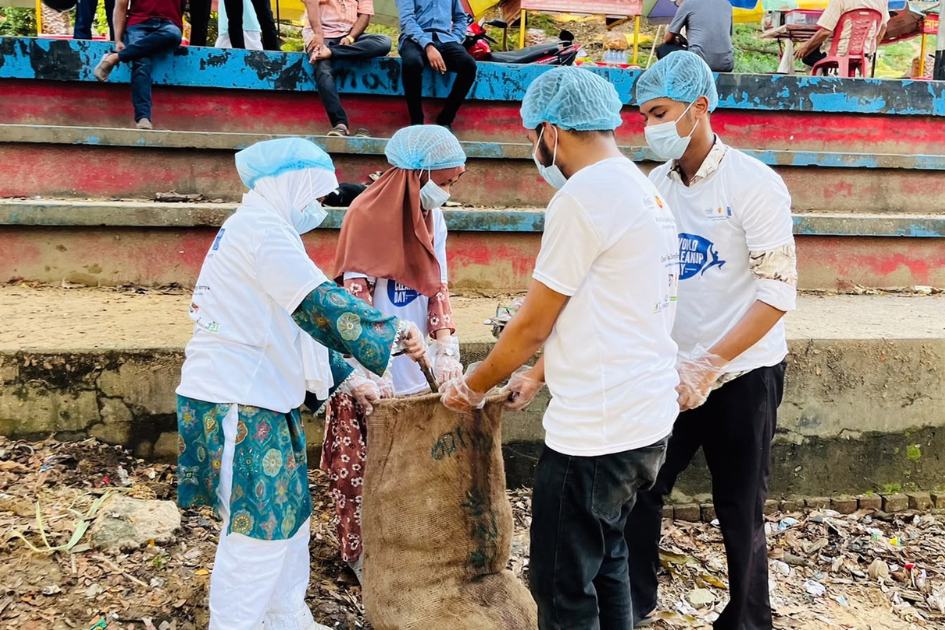 Chattogram youth volunteers call for lasting cleanup system at CRB