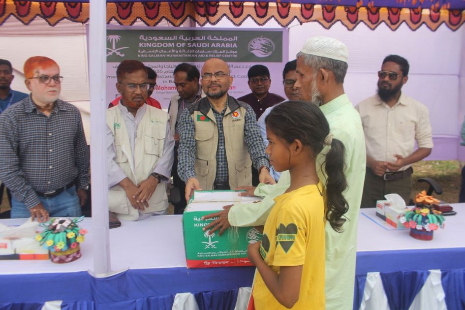 Saudi-backed food aid reaches Rohingya camps, host families in Cox’s Bazar