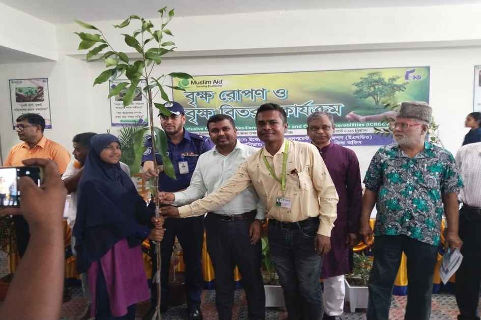 Students plant 5,000 trees to protect Satkhira’s fragile coastlands
