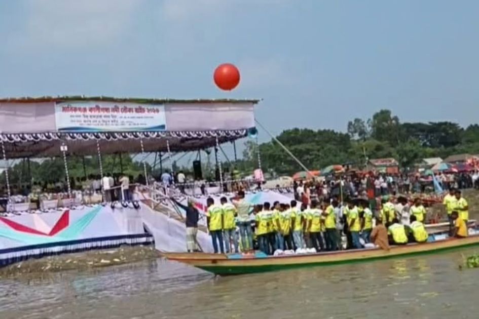 Traditional boat race draws tens of thousands to the Kaliganga River